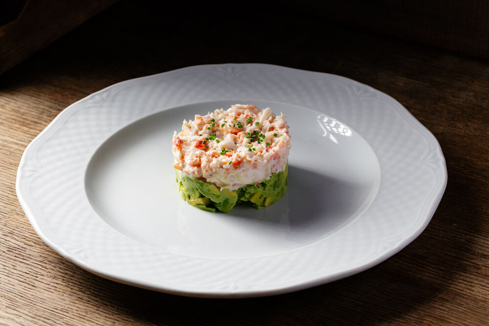 Тартар с крабом и авокадо
