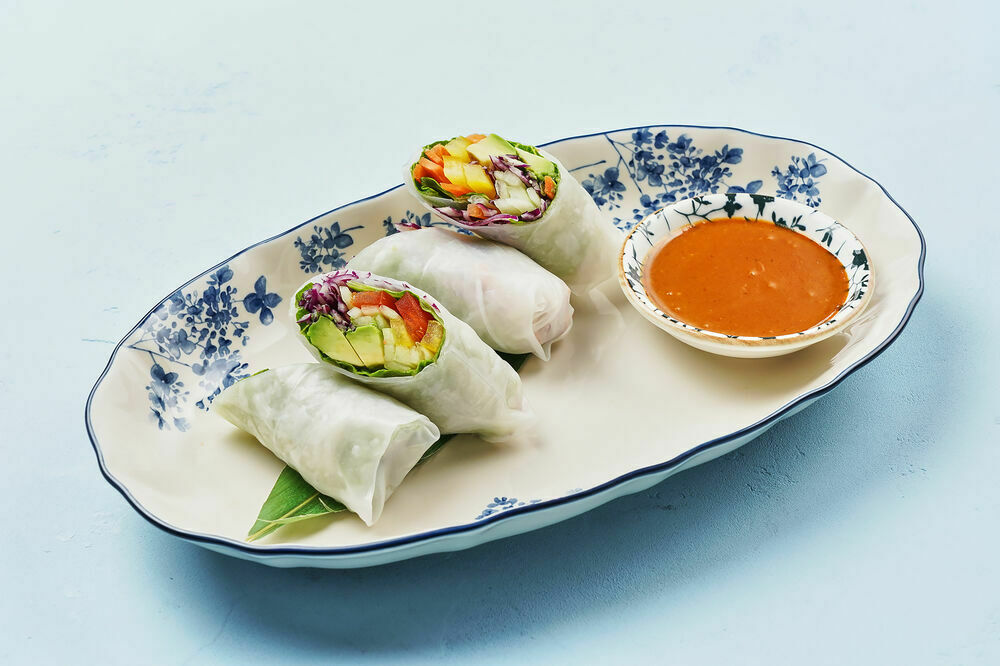 Fresh roll with vegetables and peanut sauce