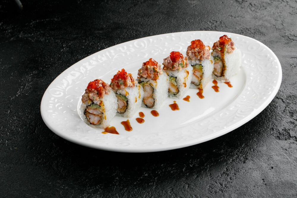 Roll with shrimp tempura and spicy tuna