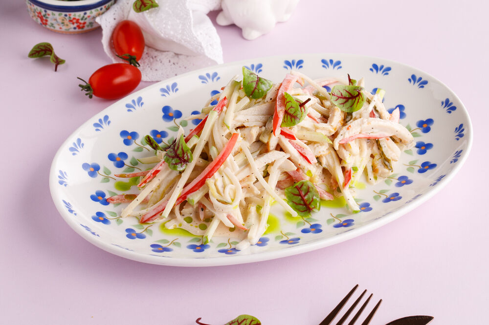 Salad with farm chicken, daikon and apple