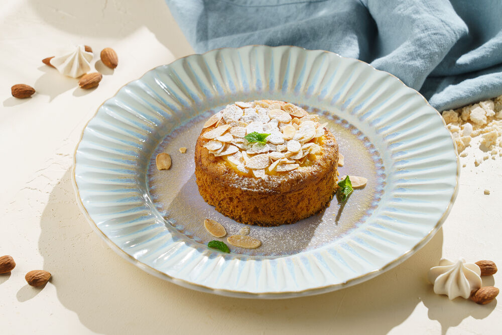  Warm almond and carrot cake