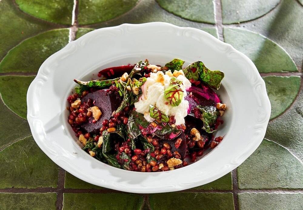 Beetroot salad with beans