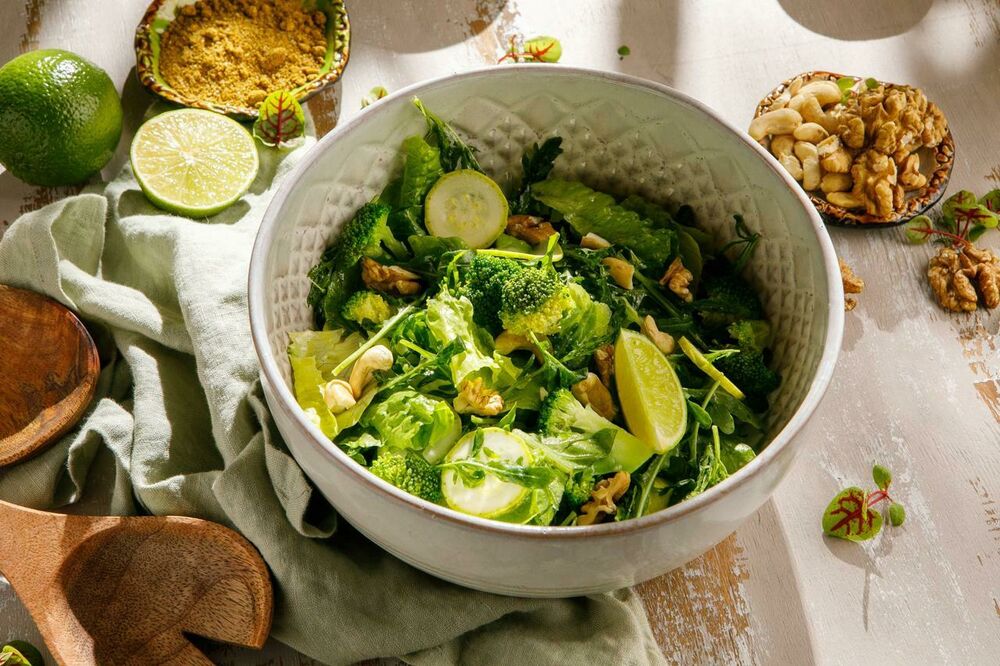 Green salad with avocado