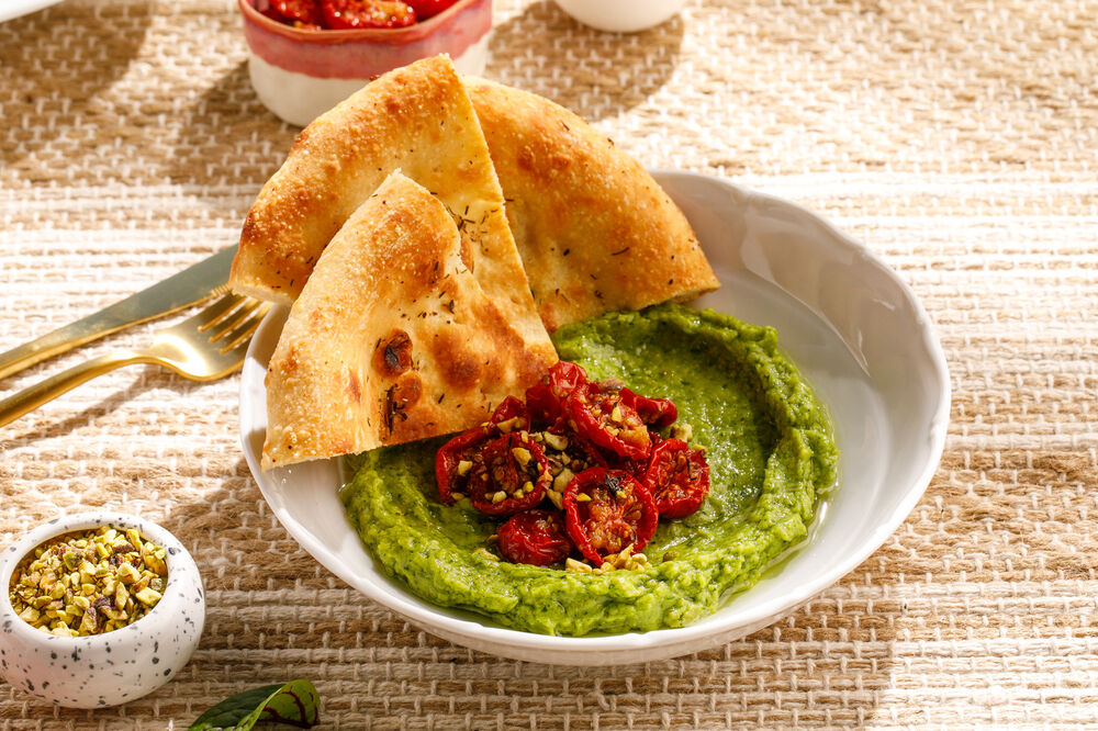 Guacamole with sun-dried tomatoes and spicy flatbread