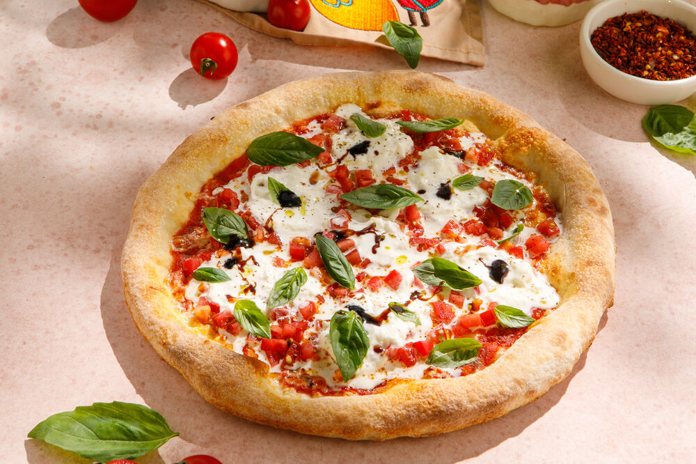 Pizza with tomatoes and strachatella