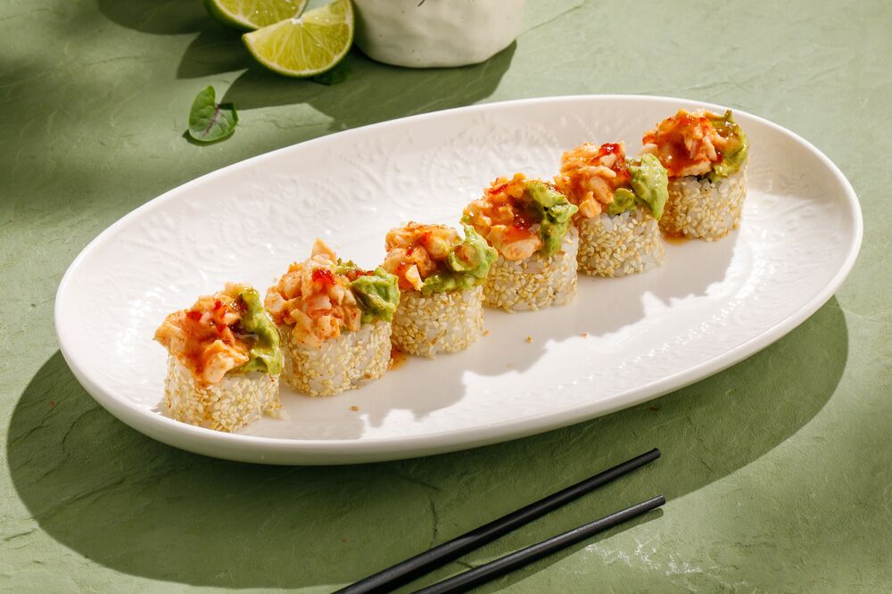 Roll with shrimp and avocado cream