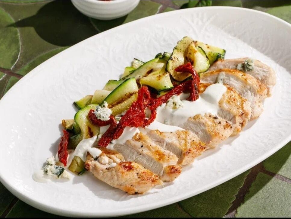 Chicken breast with zucchini under dorblu sauce