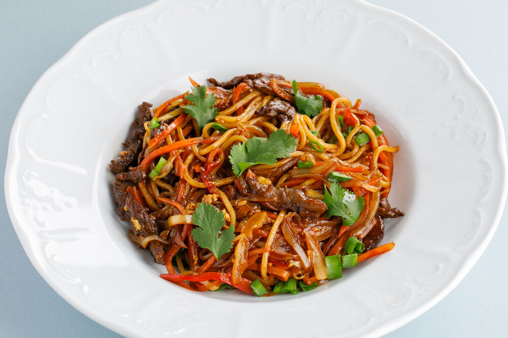 Chow mein noodles with beef and vegetables