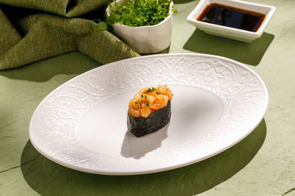 Spicy scallop sushi