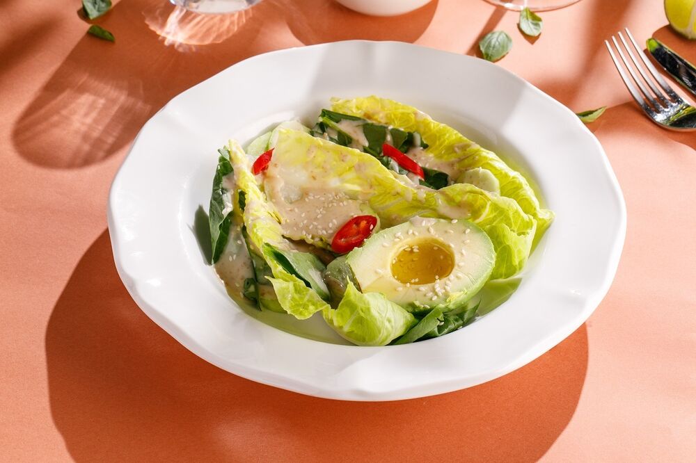 Зеленый салат с авокадо и ореховой заправкой