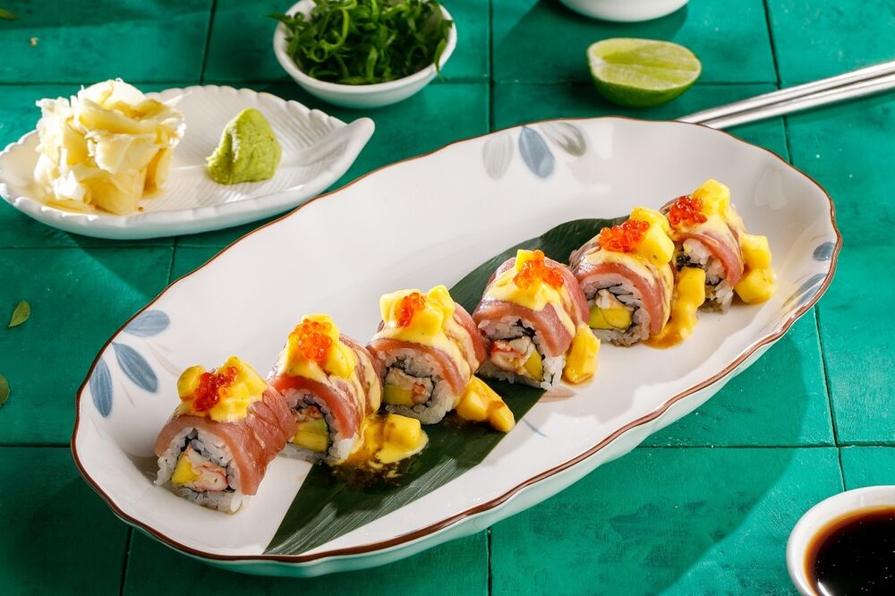 Roll with crab, tuna and mango salsa