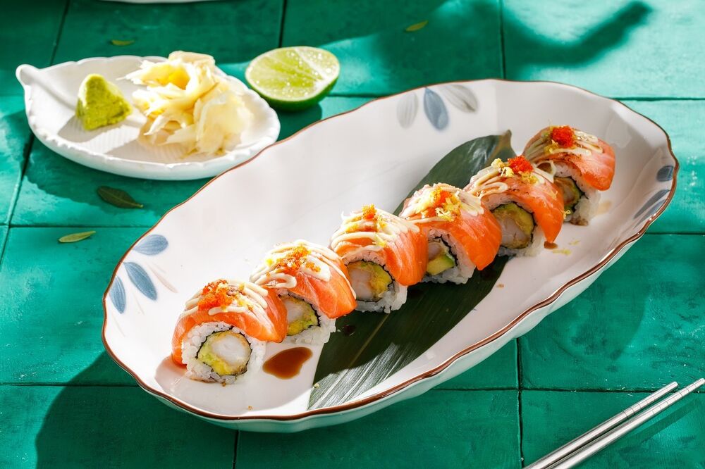 Roll with salmon, tempura shrimp and wasabi sauce