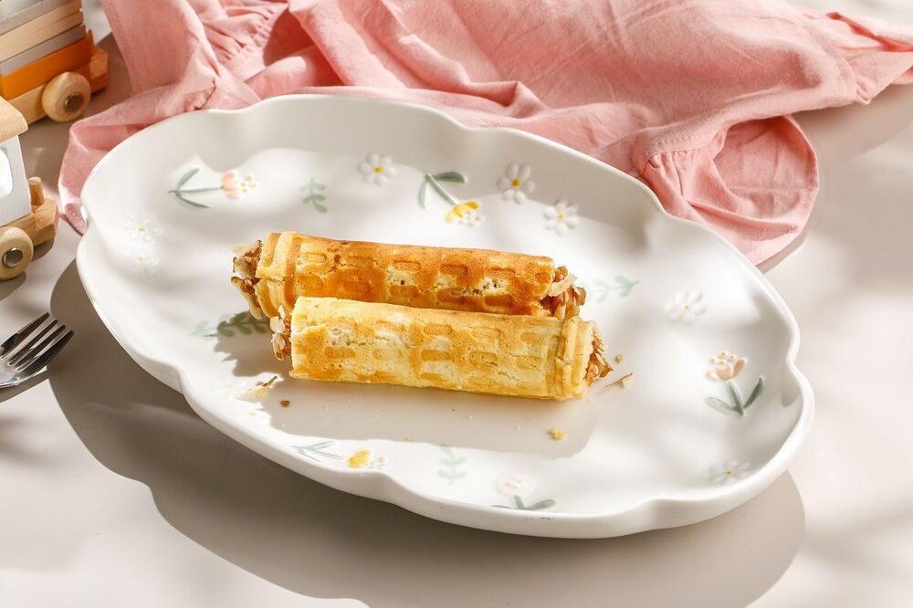 Wafer rolls with condensed milk