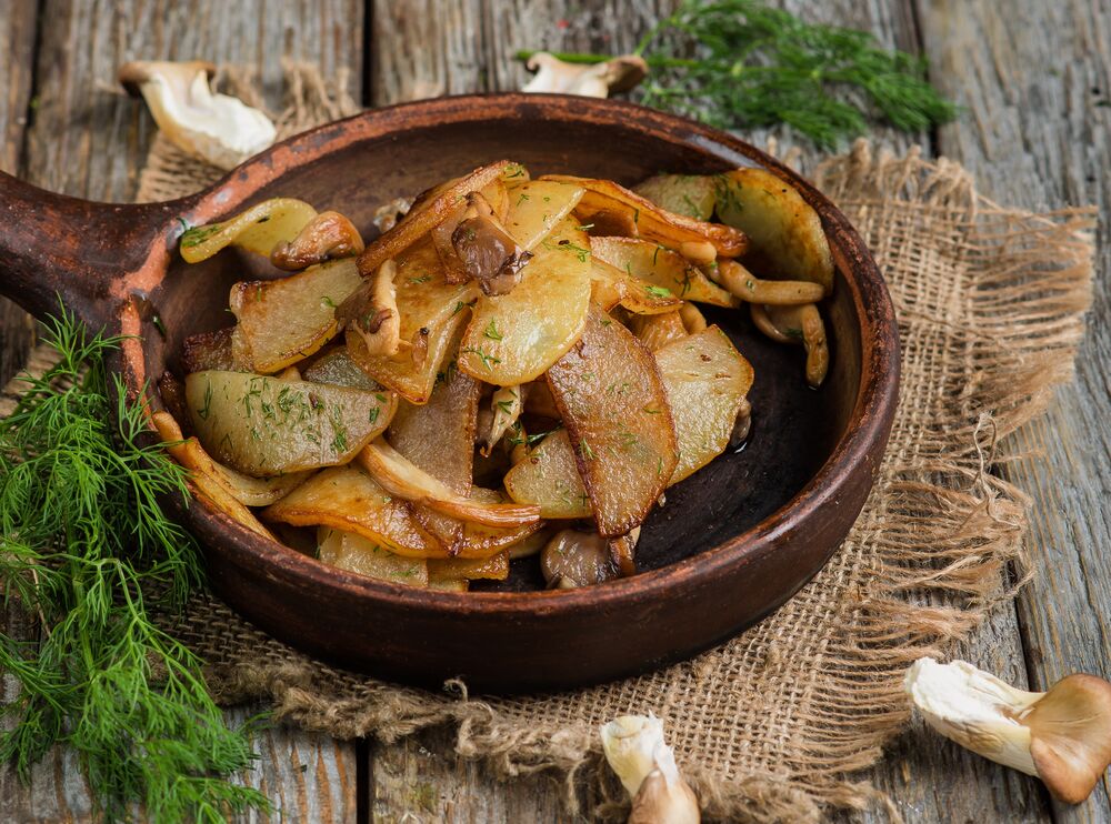 Жареная картошка с грибами вешенки. Картофель жареный с грибами. Копченая картошка. Курица с грибами и гарнир. Швили Якутск еда.