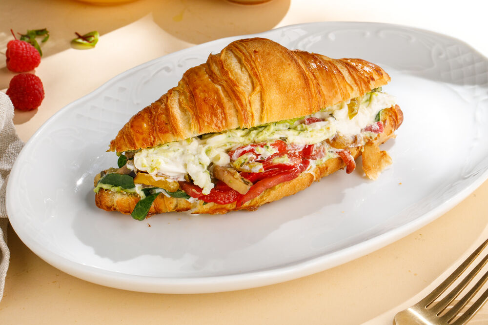 Croissant with strachatella and tomatoes