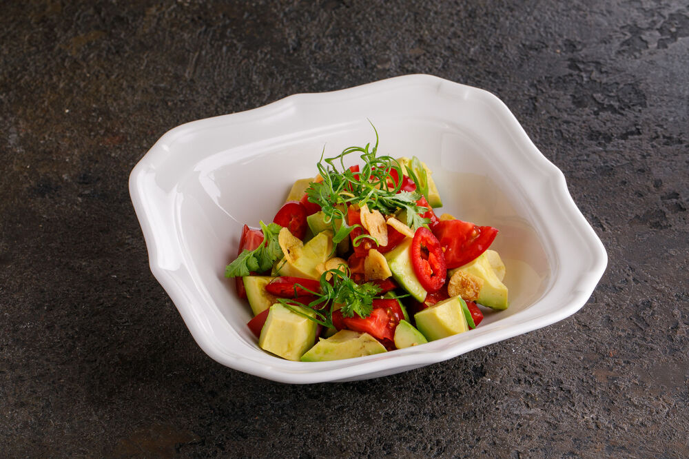 Salad with avocado and tomatoes