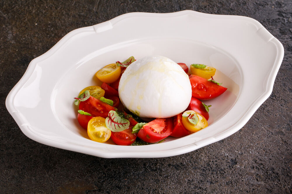 Burrata with ripe tomatoes and black truffle