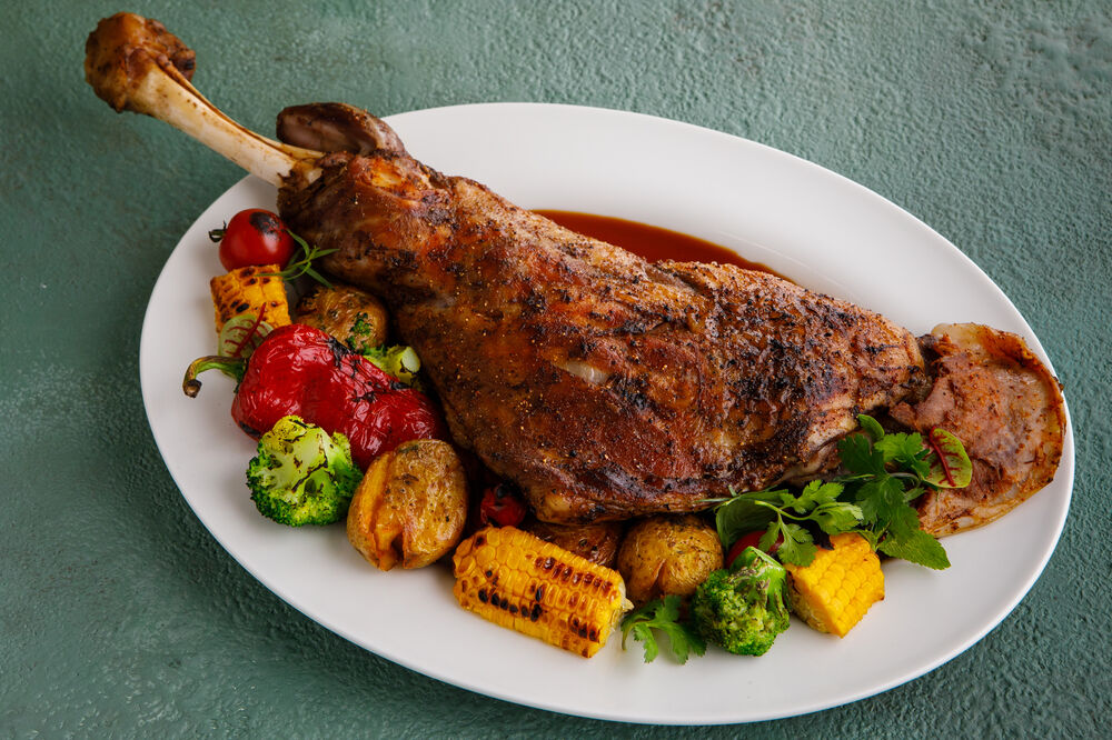 Lamb shoulder with baked vegetables 1.2 kg