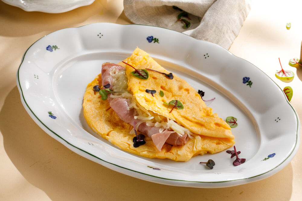 Omelette with ham and mozzarella