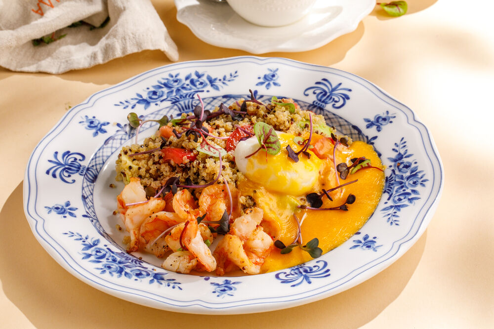 Quinoa with shrimp, poached egg and hollandaise sauce