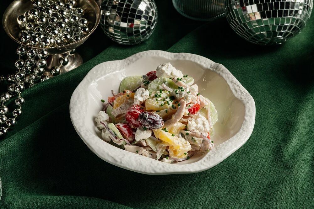  Salad with chicken and tzatziki 500 g