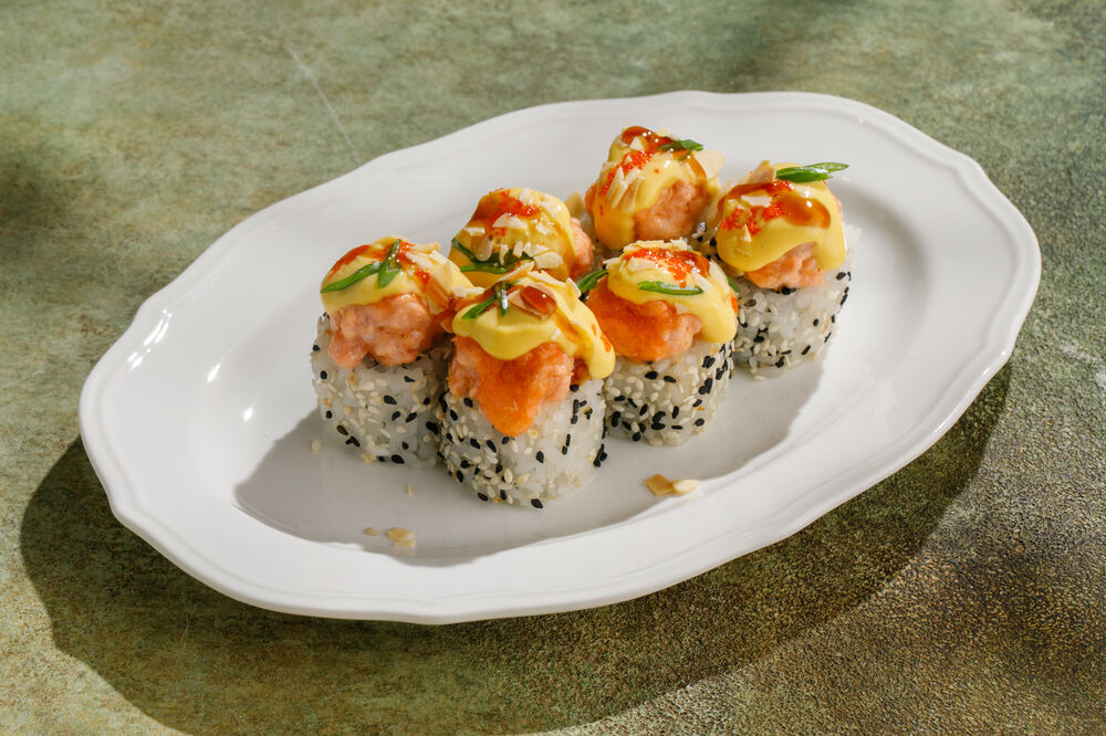 Baked roll with salmon and mango sauce