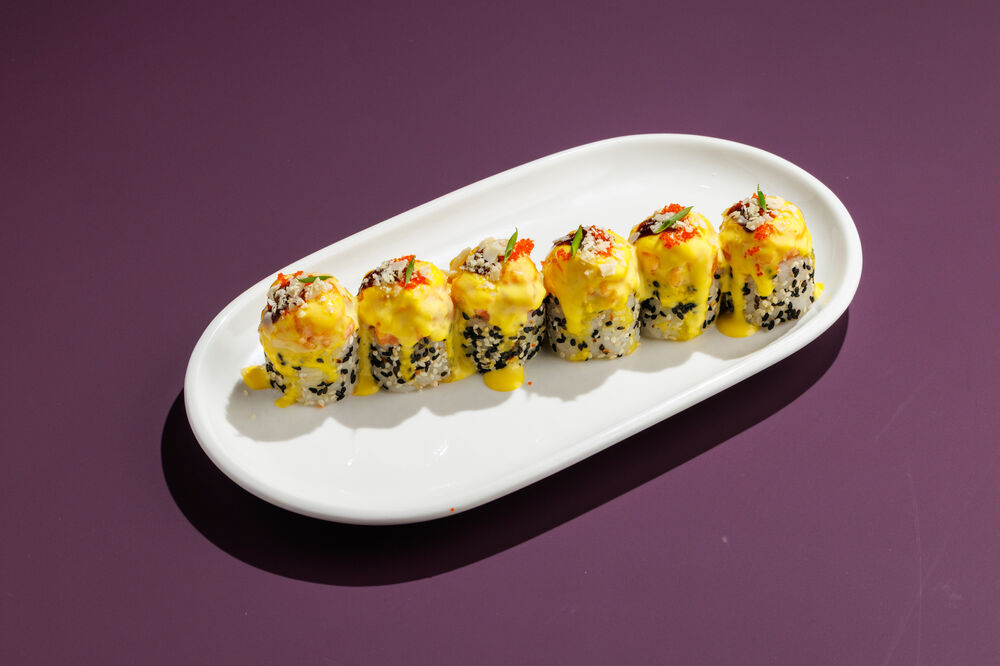 Baked roll with salmon and mango sauce