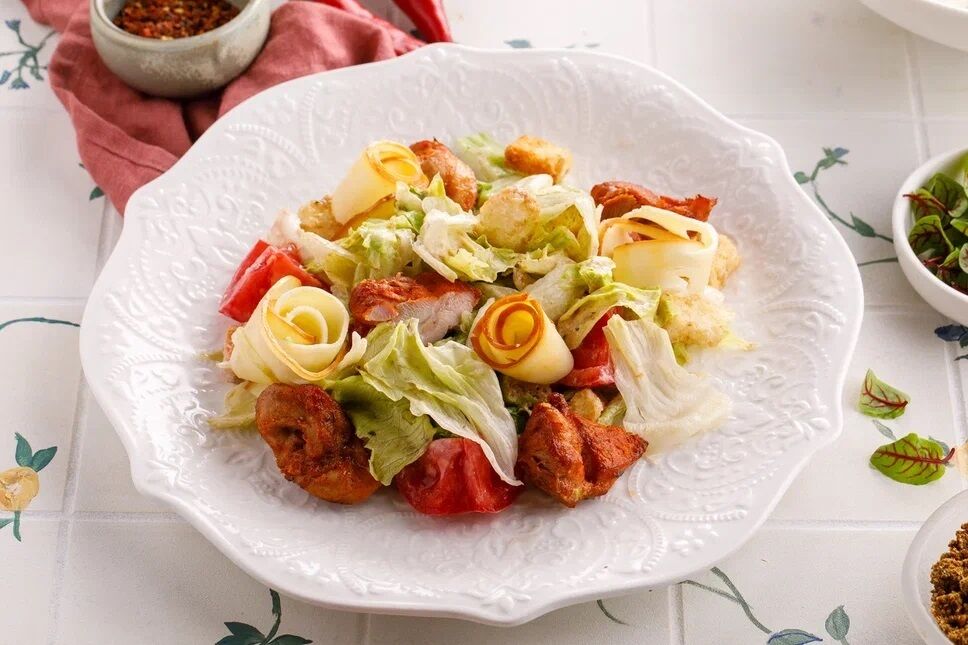 Тёплый салат с цыпленком и копченым сыром