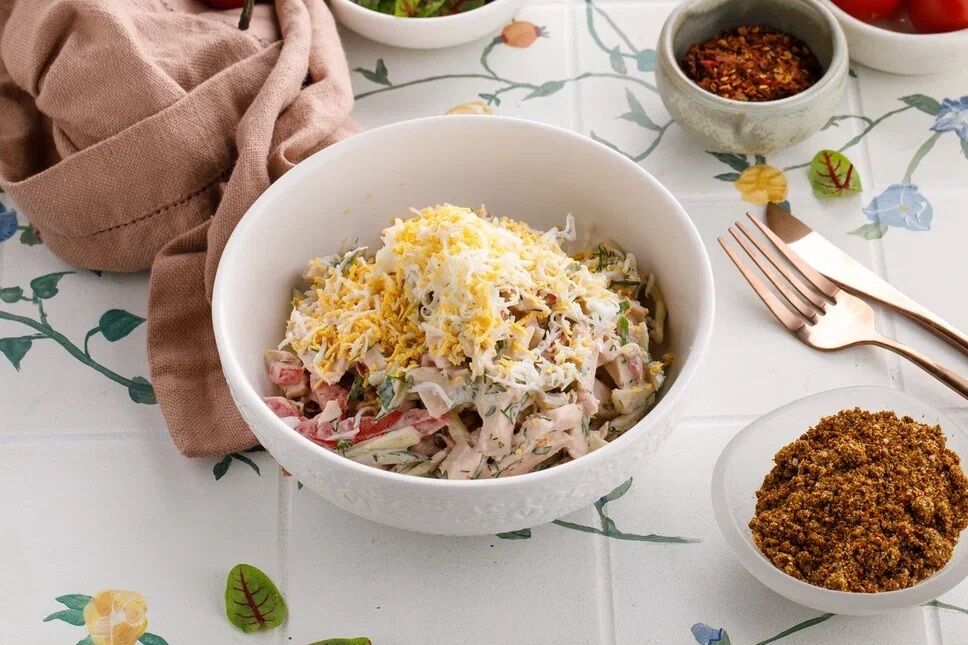 Салат с куриной грудкой и овощами