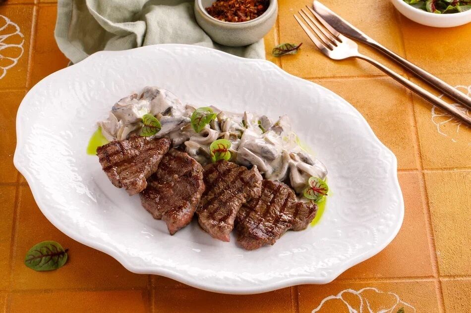 Медальоны из говядины с грибами в сливочном соусе