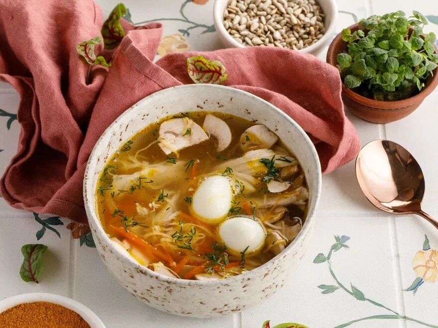 Куриный суп с домашней лапшой и грибами