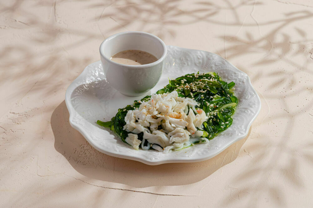 Kaiso salad with crab