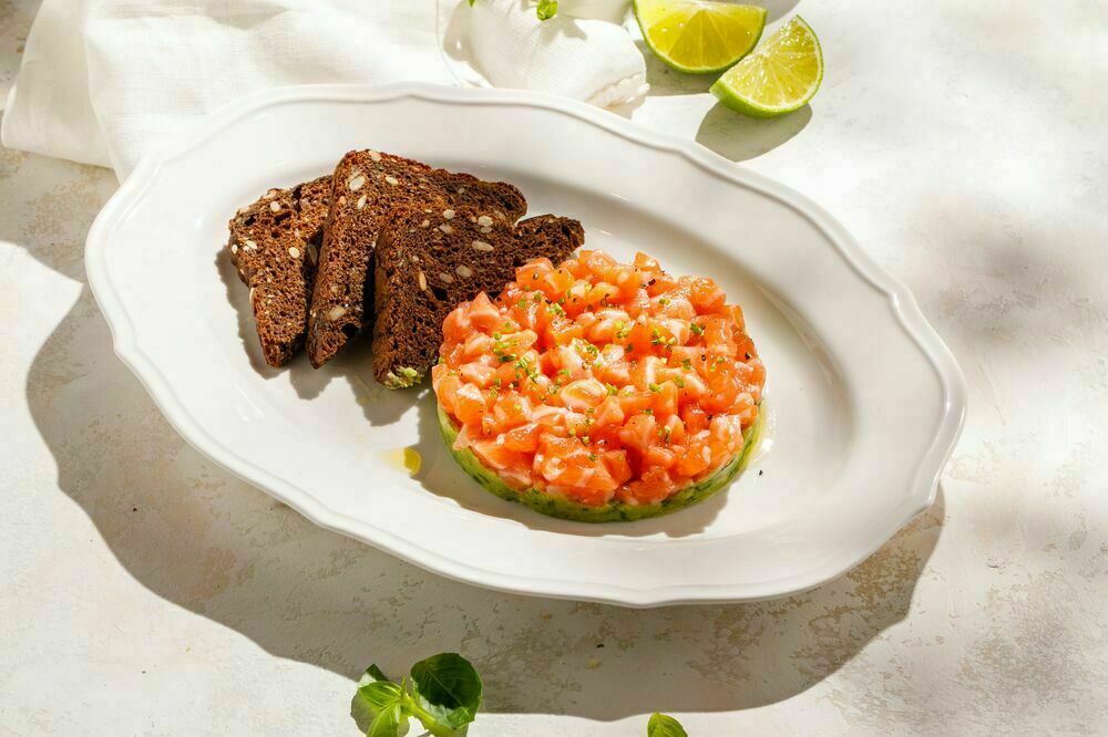 Salmon tartare with Bourget bread