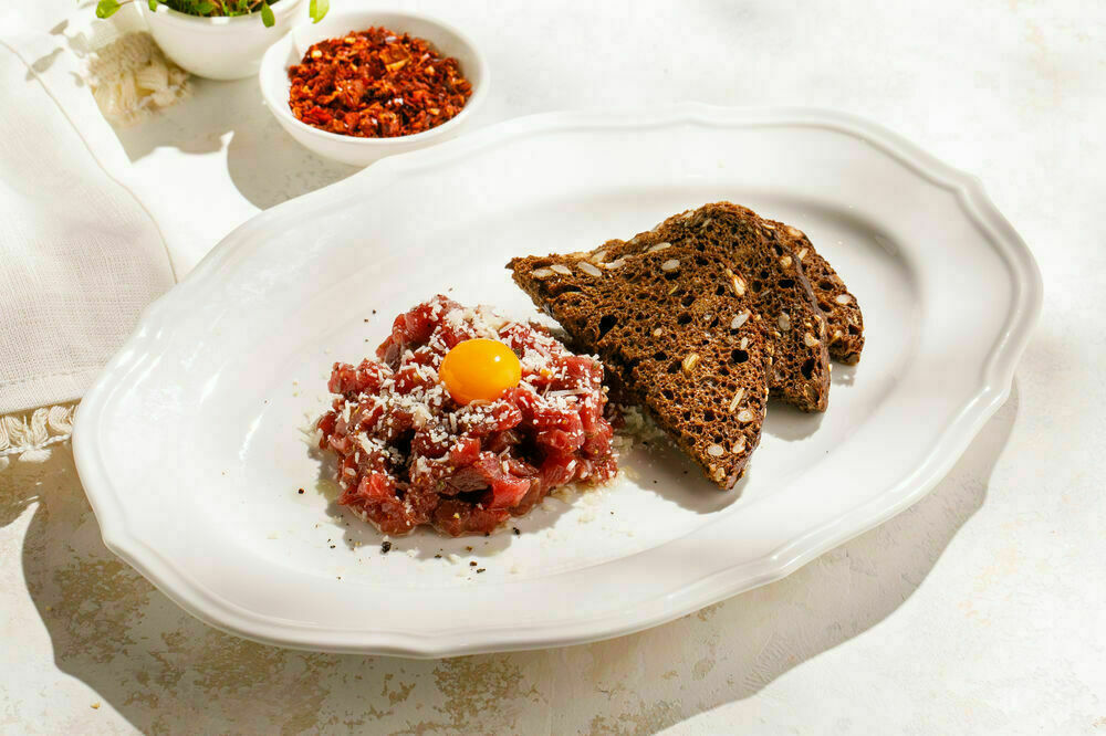 Beef tartar with Bourget bread