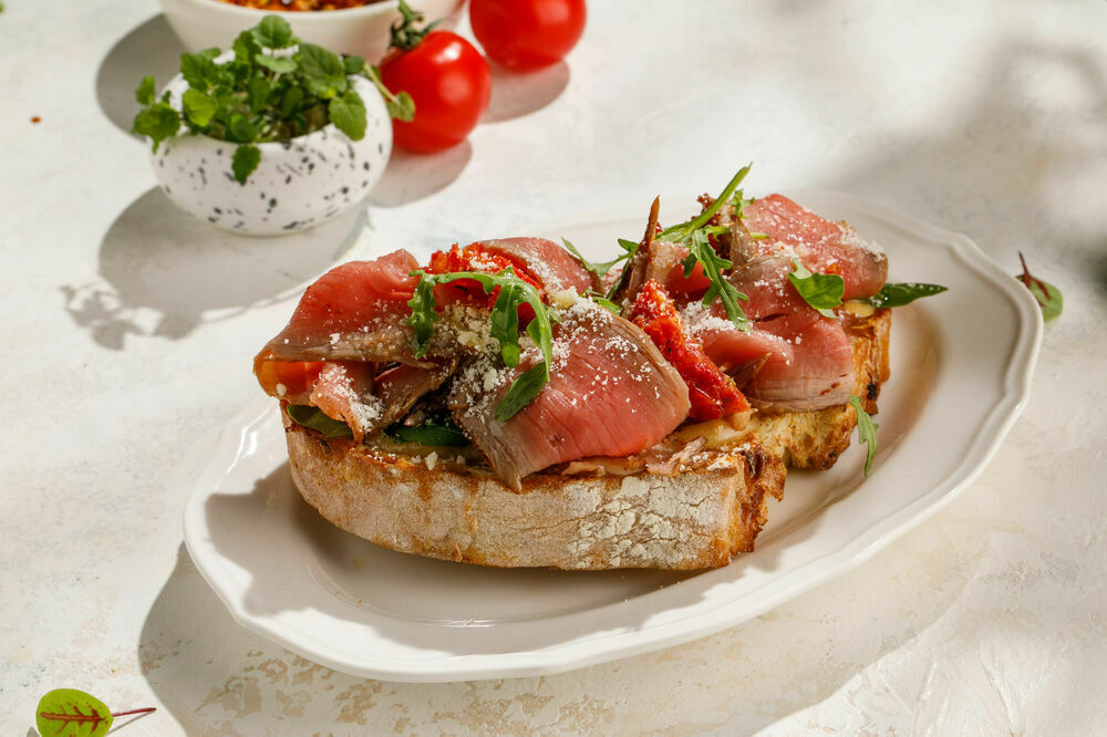 Roast beef bruschetta