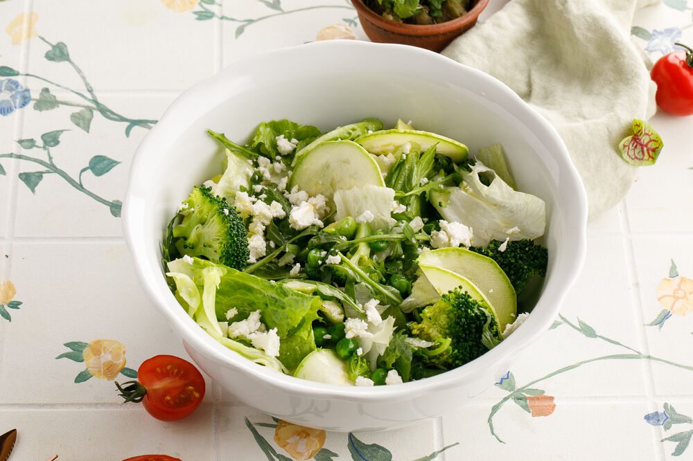 Зеленый салат с брынзой