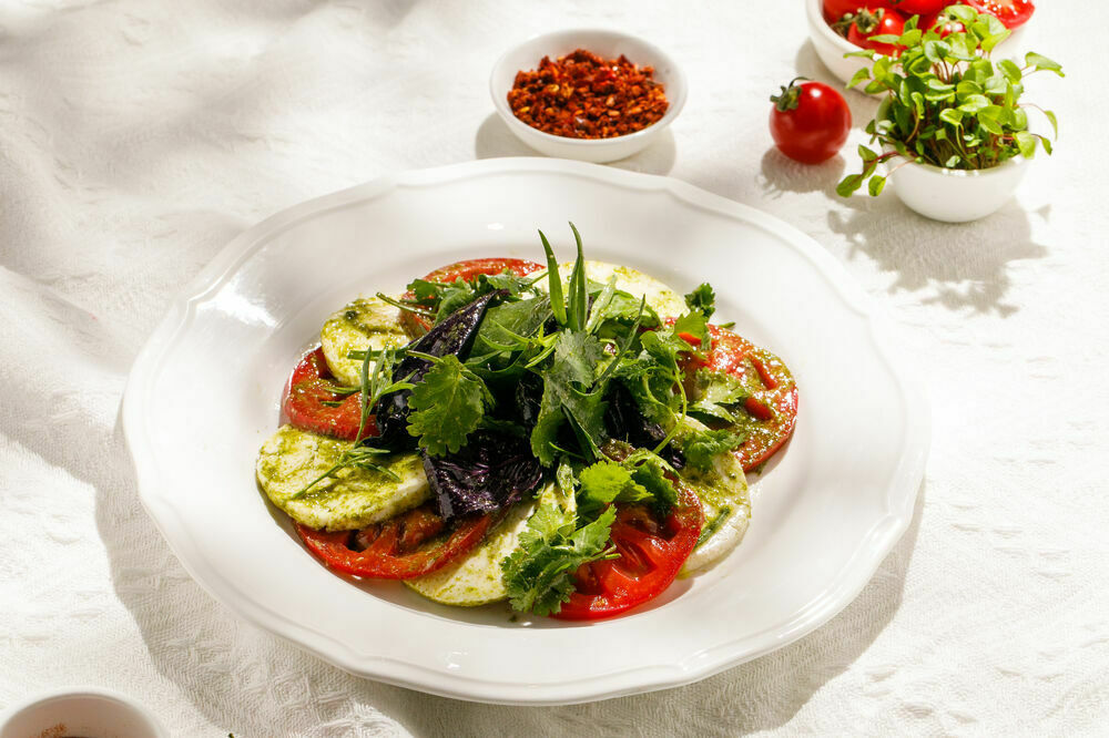 Salad "Queli with tomatoes"