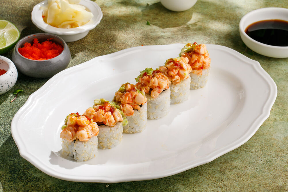 Shrimp roll with avocado cream