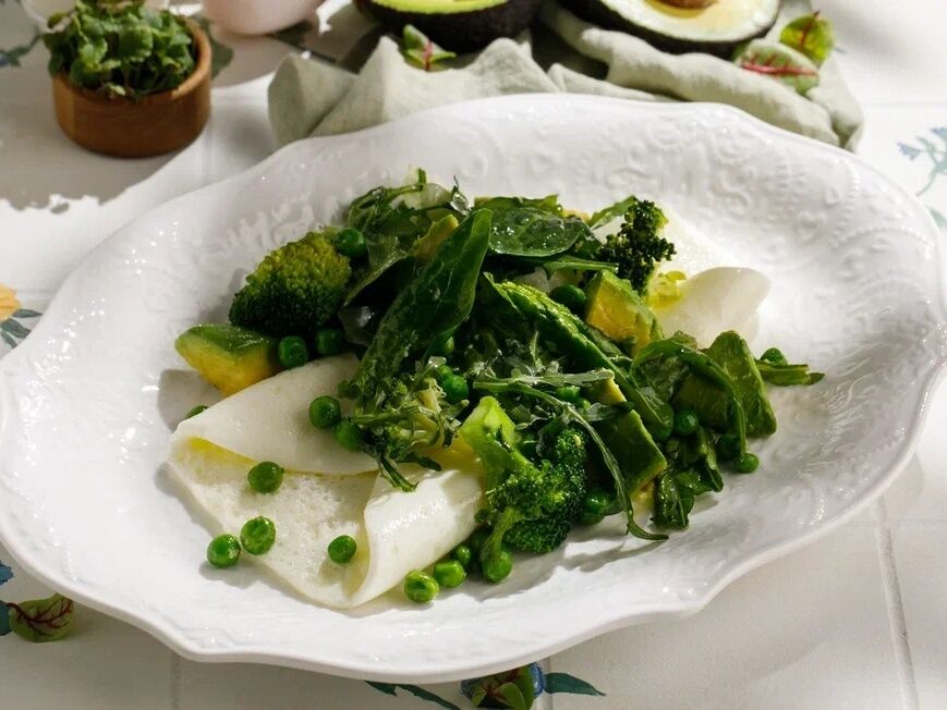 Egg white omelette with avocado and broccoli