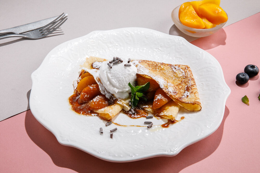 Pancakes with caramelized peaches