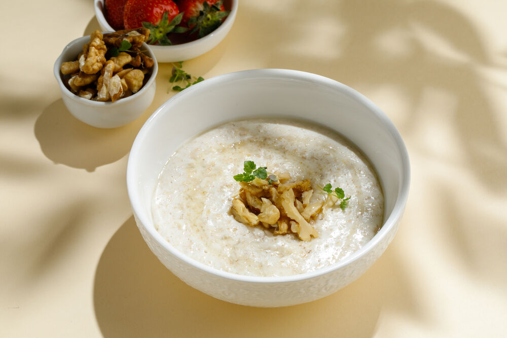 Oatmeal porridge with walnuts
