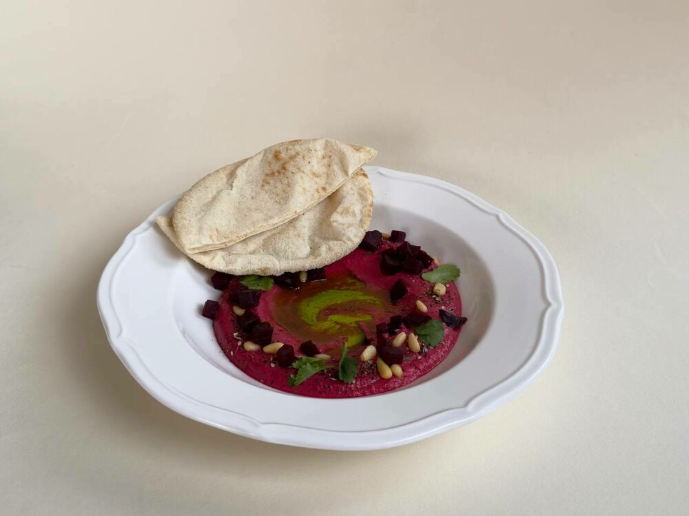 Beetroot hummus with pita bread