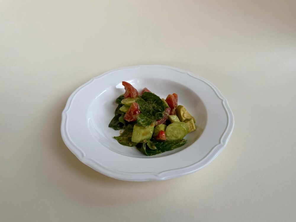 Salad with tomatoes, cucumbers and guacamole