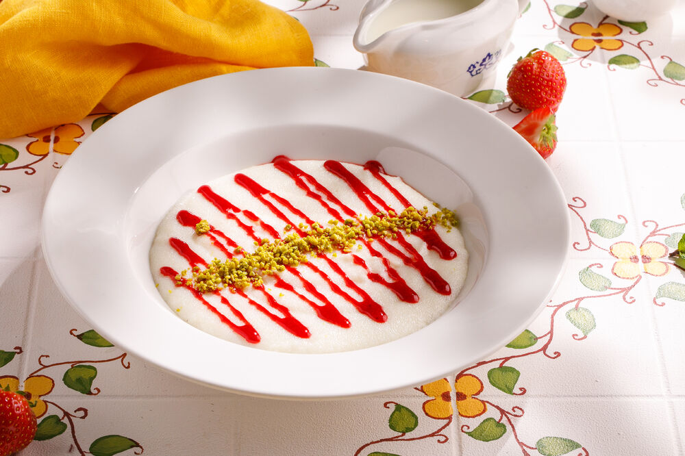 Манная каша с фисташками и клубничным соусом