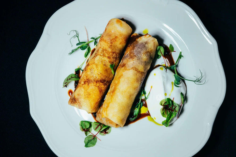 Блины с мраморной говядиной и перечным соусом 