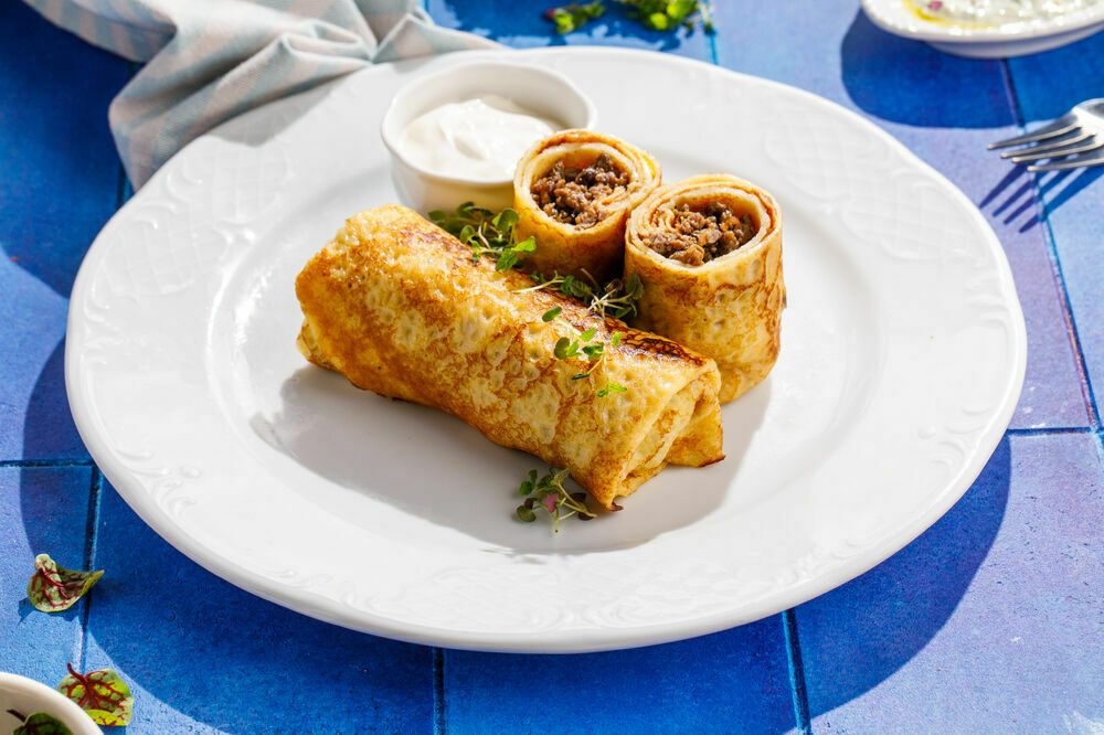 Pancakes with marbled beef and pepper sauce