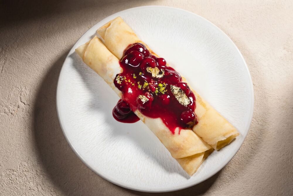 Блины с вишней и хрустящим безе