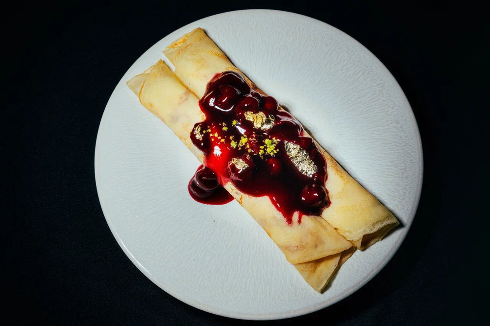 Блины с кремом из белого шоколада, вишней и хрустящим безе