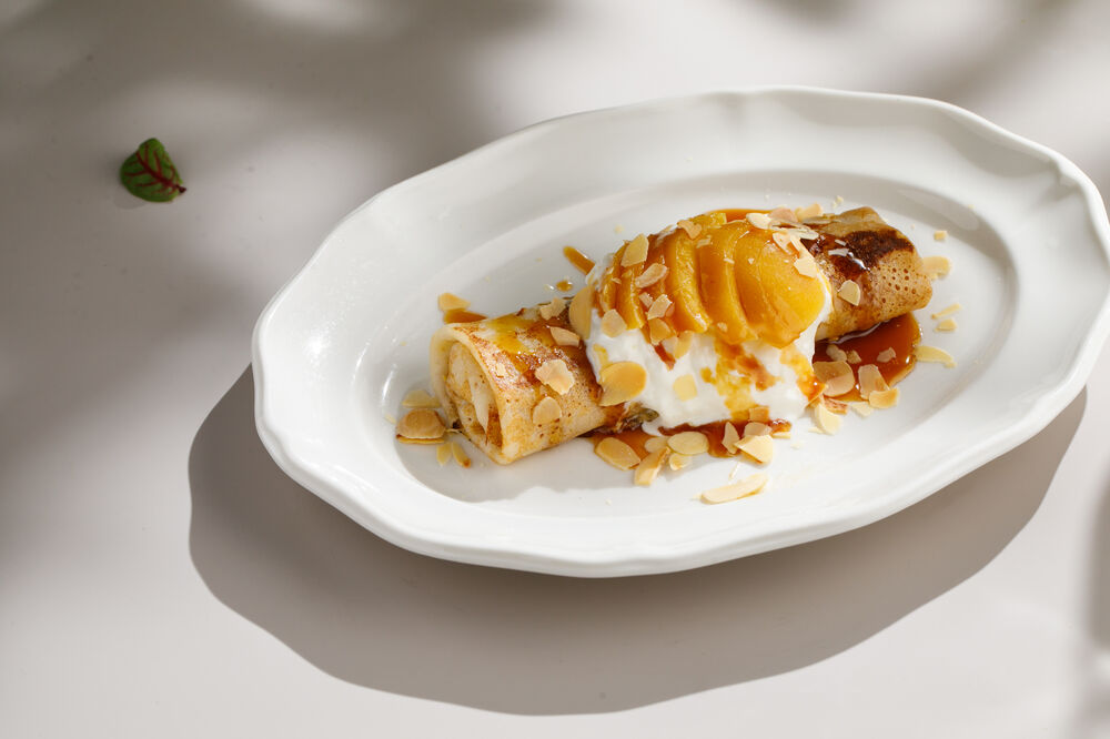 Pancake with peach and stracciatella
