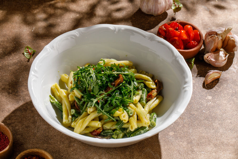 Паста казаречче с вялеными томатами и зленой фасолью